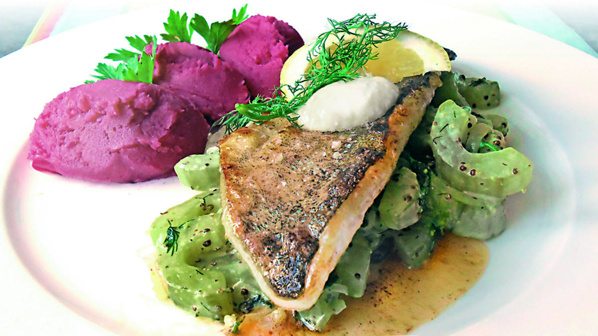 Zander auf Gurke in Senfrahm, Rote-Bete-Püree - Rezept - kochbar.de