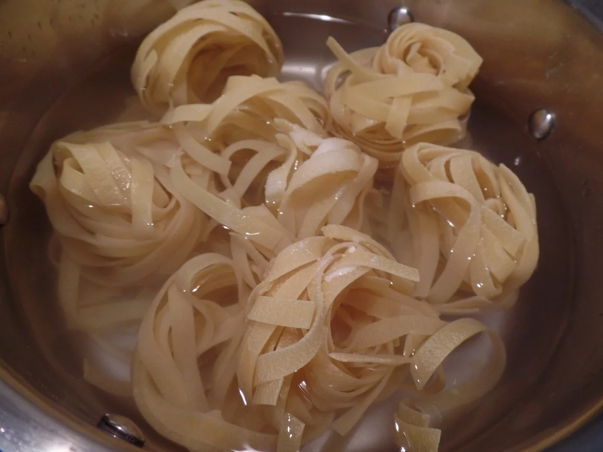 Tagliatelle mit Zucchini-Nudeln und Zitrone - Rezept - Bild Nr. 16047