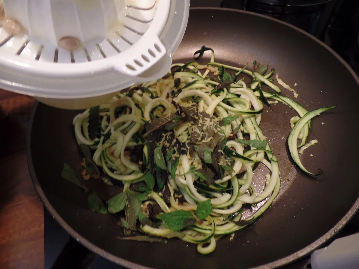 Tagliatelle mit Zucchini-Nudeln und Zitrone - Rezept - Bild Nr. 16054
