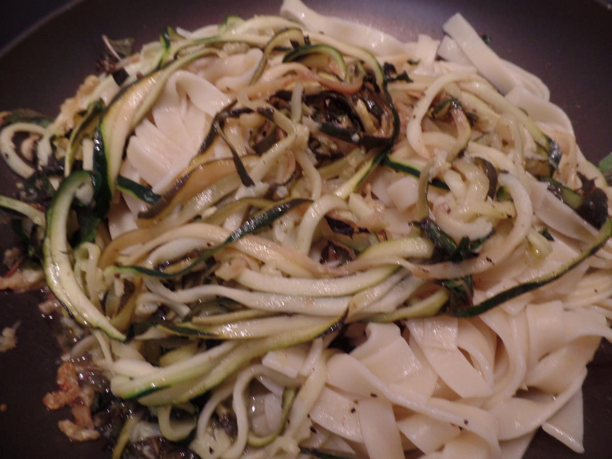 Tagliatelle mit Zucchini-Nudeln und Zitrone - Rezept - Bild Nr. 16056