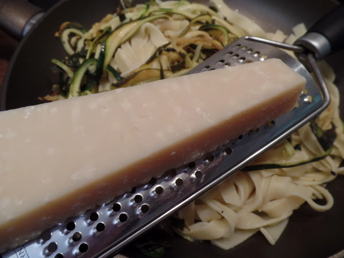 Tagliatelle mit Zucchini-Nudeln und Zitrone - Rezept - Bild Nr. 16057