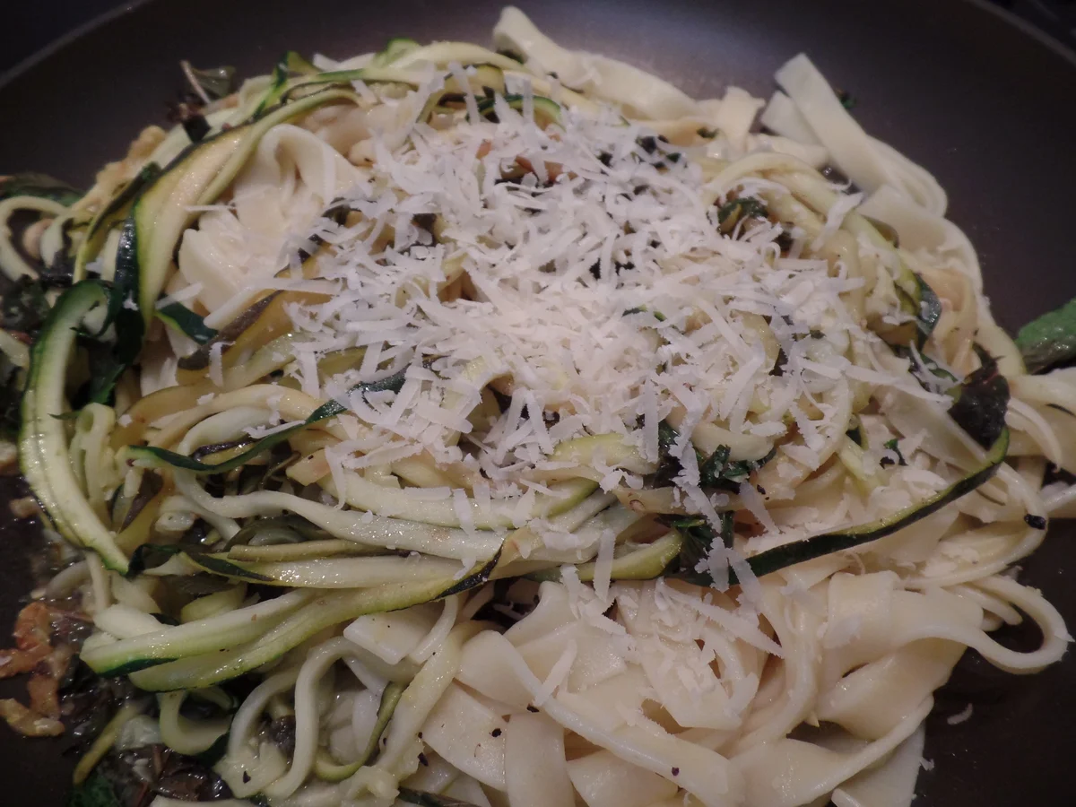 Tagliatelle mit Zucchini-Nudeln und Zitrone - Rezept - Bild Nr. 16058