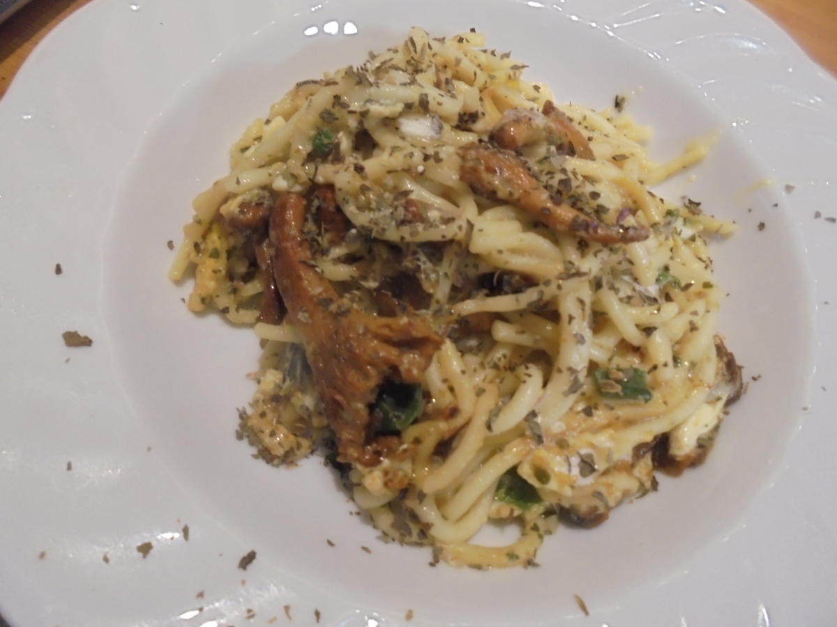 Spaghetti- Pfanne mit Ei und Pfifferlingen - Rezept - kochbar.de