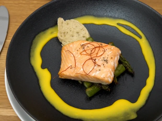 Lachs auf Gemüse mit Baguette und Safransoße - Rezept - Bild Nr. 16046