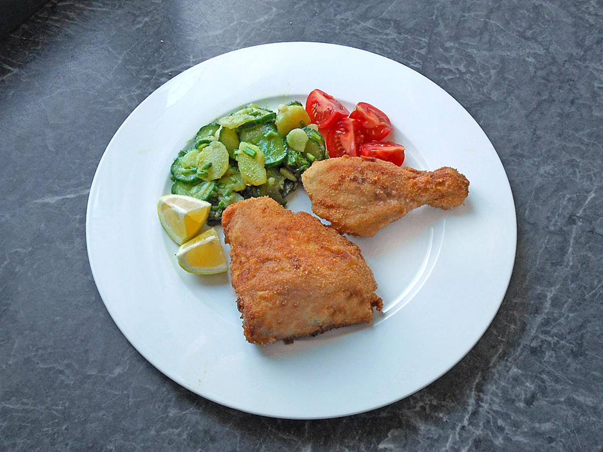 Steirisches Backhendl mit Gurken-Kartoffelsalat - Rezept - kochbar.de