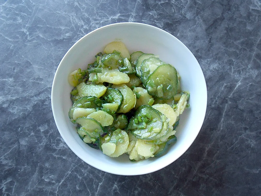Rezept: Steirisches Backhendl mit Gurken-Kartoffelsalat Bild Nr. 16052 Steirisches Backhendl mit Gurken-Kartoffelsalat - Rezept - Bild Nr. 16052