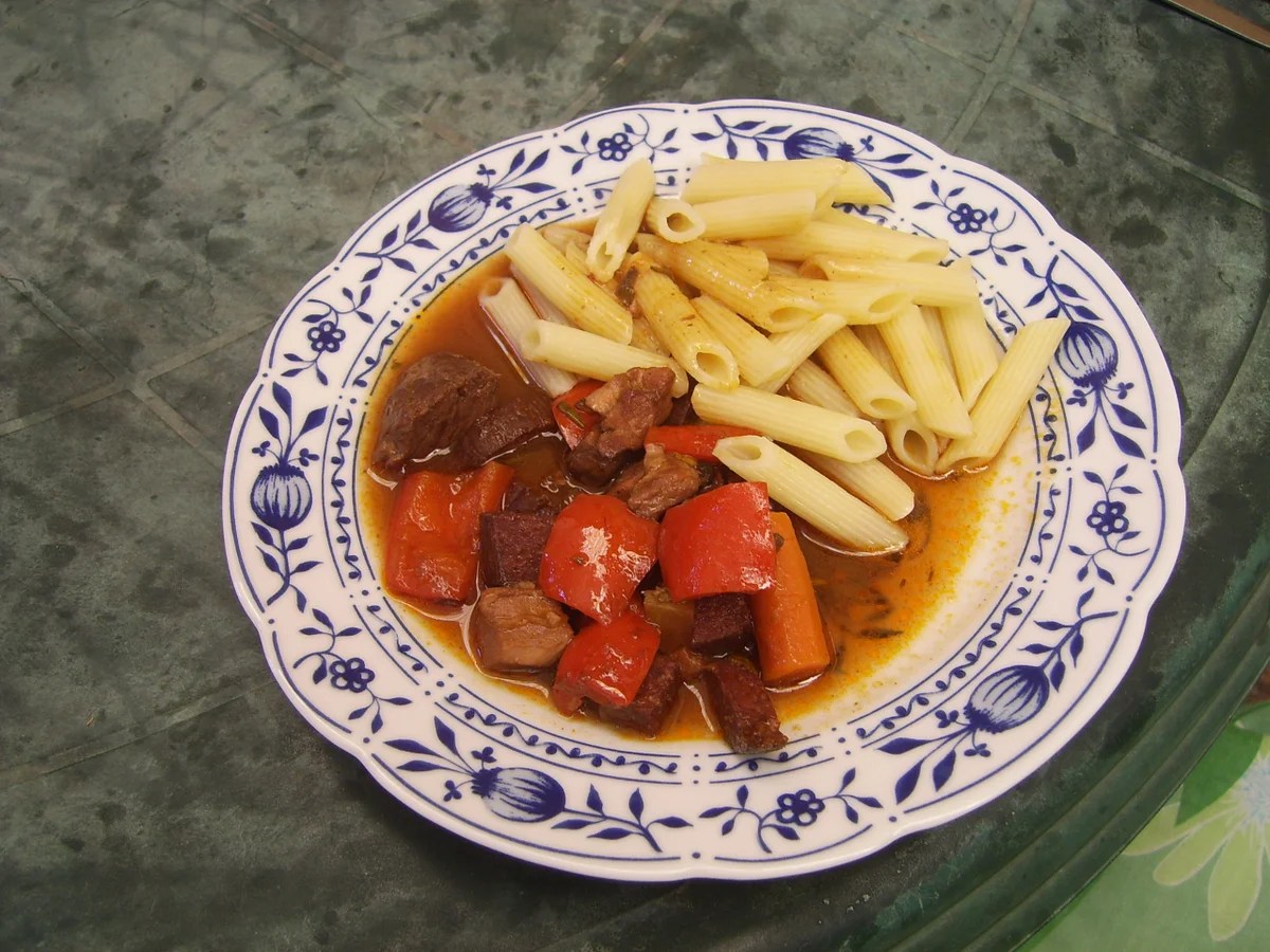 Gulasch Halb und Halb mit norwegischem Einschlag - Rezept - Bild Nr. 16052