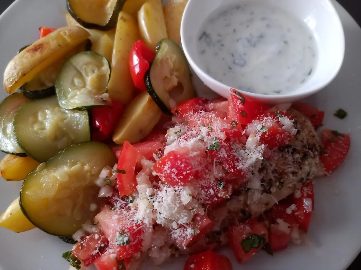 Rezept: Tomaten-Basilikum-Hähnchen mit Ofengemüse Bild Nr. 6 Tomaten-Basilikum-Hähnchen mit Ofengemüse - Rezept - Bild Nr. 6