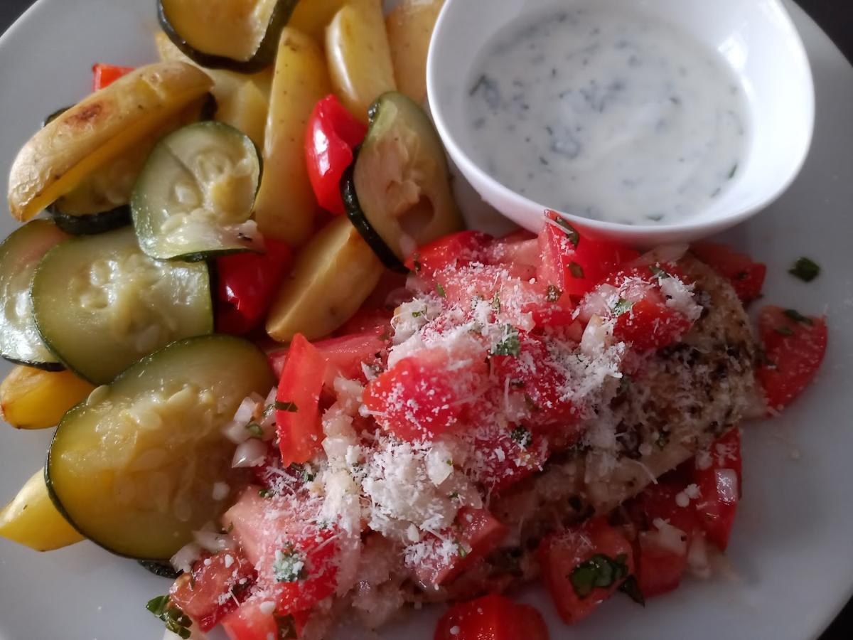 Tomaten-Basilikum-Hähnchen mit Ofengemüse - Rezept - kochbar.de