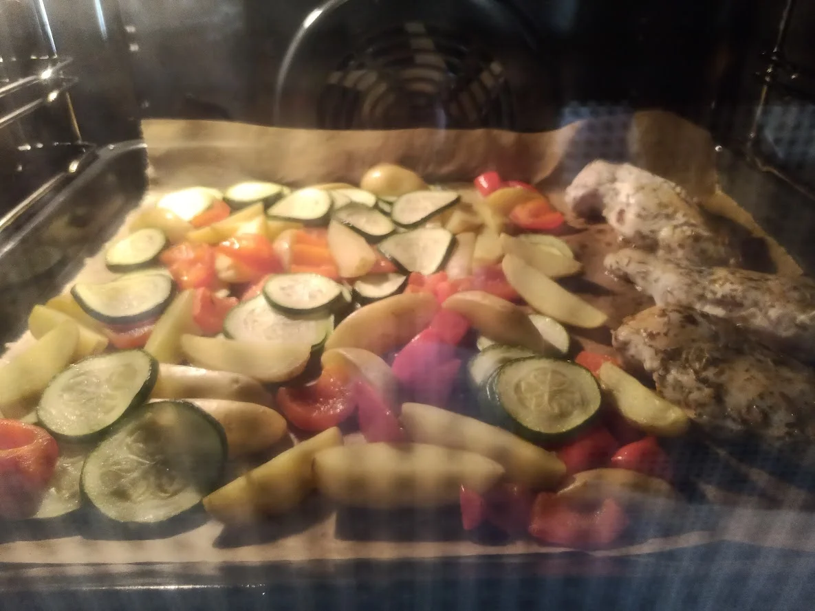 Rezept: Tomaten-Basilikum-Hähnchen mit Ofengemüse Bild Nr. 8 Tomaten-Basilikum-Hähnchen mit Ofengemüse - Rezept - Bild Nr. 8