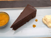 Schokoladenkuchen mit Vanilleeis und Rosmarin-Orangen - Rezept - Bild Nr. 2