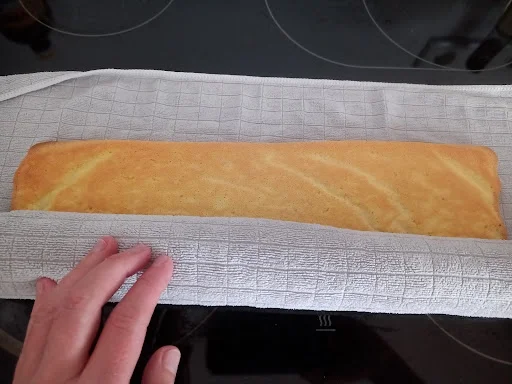 Zitronen-Biskuitrolle zur kochbar Challenge August 2022 - Rezept - Bild Nr. 16052