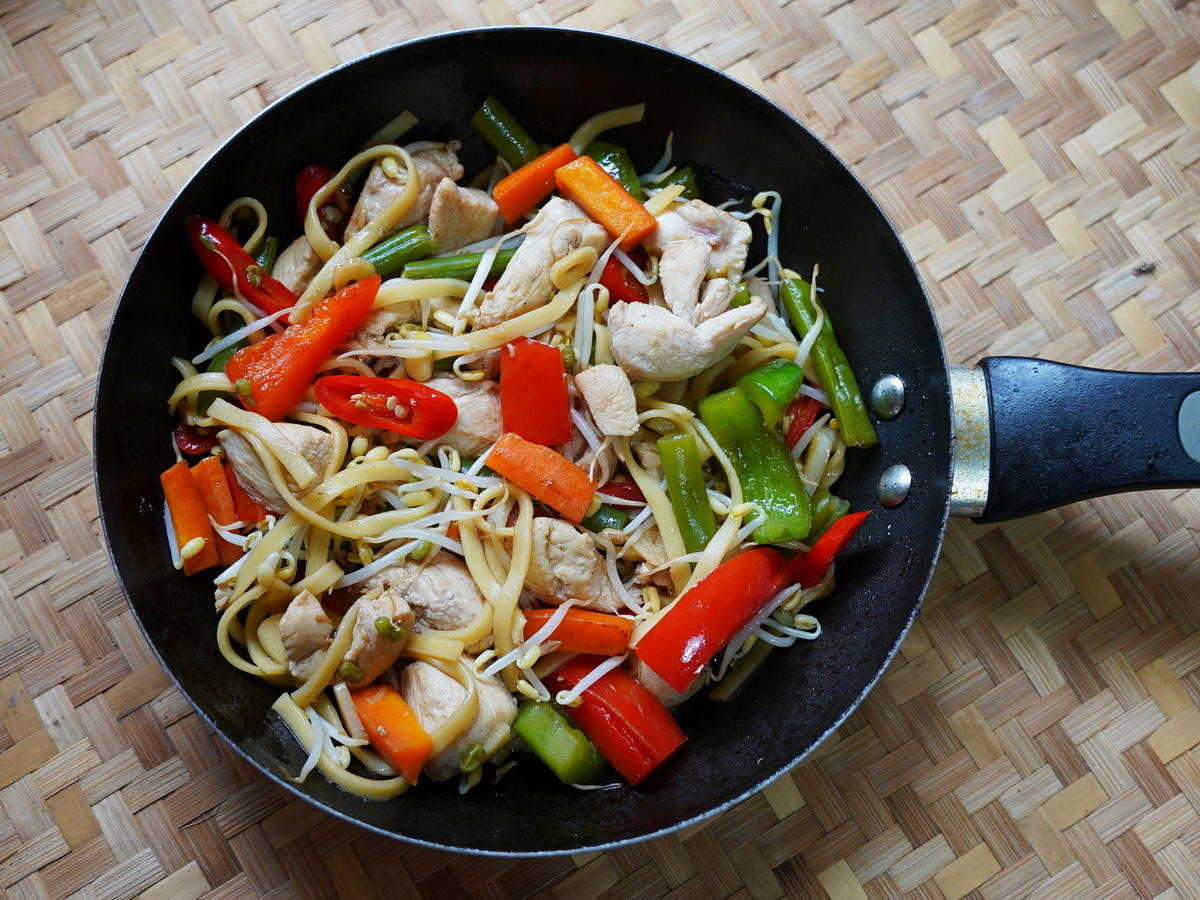 Gemüsepfanne mit Linguine und Huhn - Rezept - kochbar.de