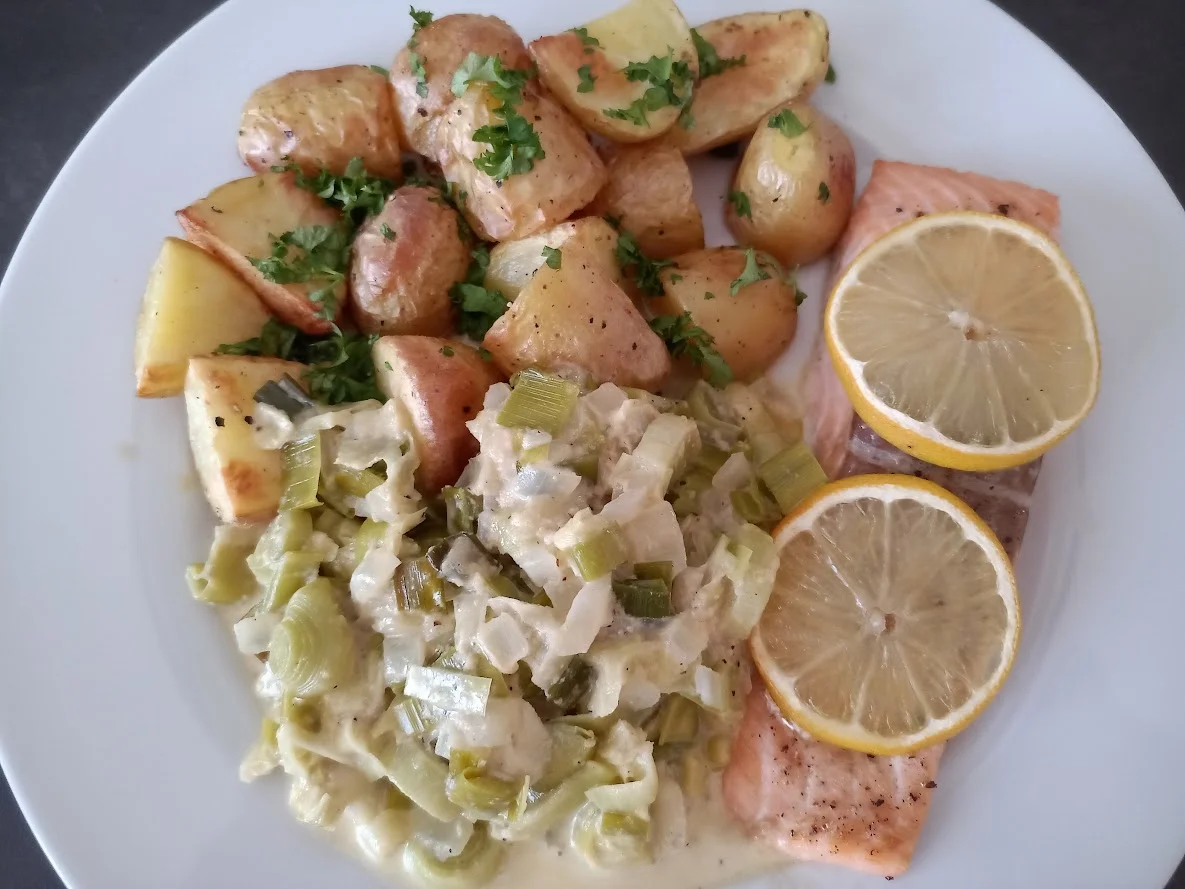 Ofen-Lachs mit Rahmporree und Kartoffeln - Rezept - Bild Nr. 2