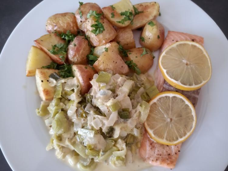 Ofen-Lachs mit Rahmporree und Kartoffeln - Rezept - kochbar.de