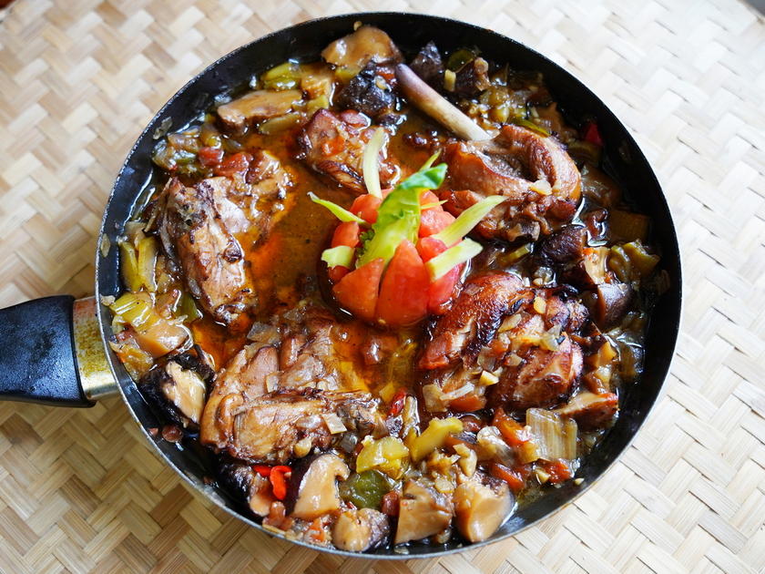 Geschmorte Hühnerschenkel in würziger Sauce - von Antareja