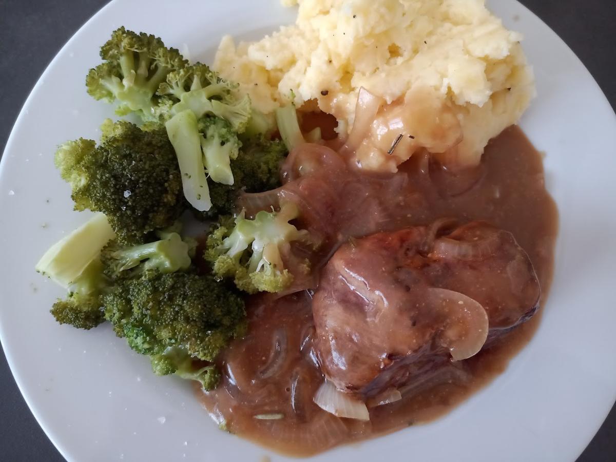 Schweinefilet mit Brokkoli und Stampfkartoffeln - Rezept - kochbar.de