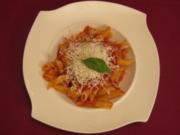 Penne alla Norma mit Auberginen in Tomatensoße und gesalzenem Ricotta - Rezept