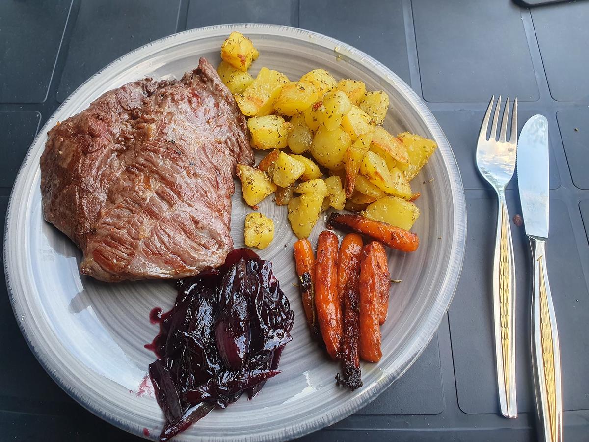 Gegrillte Rosmarinkartoffeln mit Rindersteak, Rotweinschalotten und gedünsteten Karotten - Rezept - Bild Nr. 16049