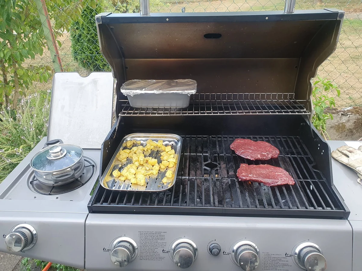 Gegrillte Rosmarinkartoffeln mit Rindersteak, Rotweinschalotten und gedünsteten Karotten - Rezept - Bild Nr. 16053