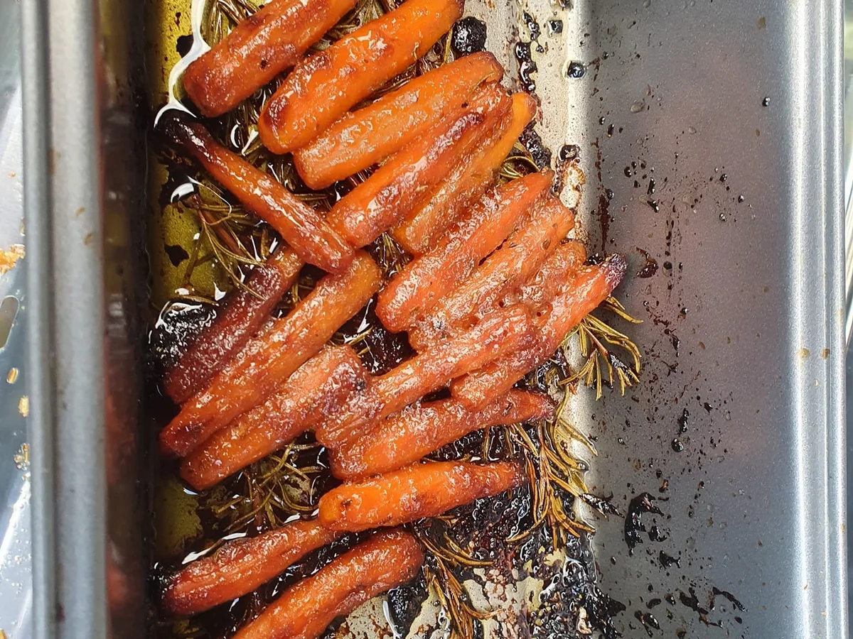 Gegrillte Rosmarinkartoffeln mit Rindersteak, Rotweinschalotten und gedünsteten Karotten - Rezept - Bild Nr. 16054