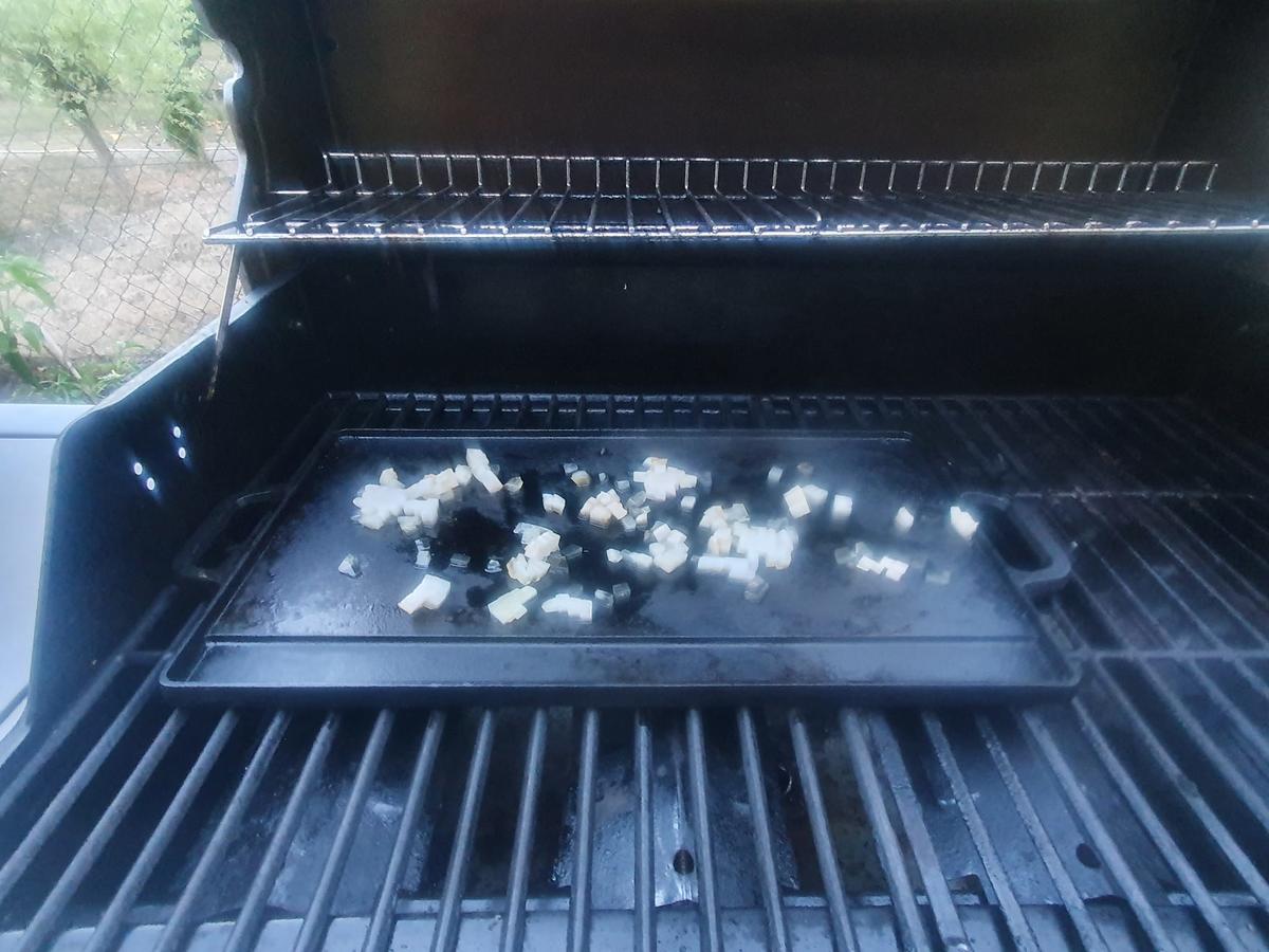 Bratkartoffeln mit Bratwurst, gegrillter Ananas karamelisiert - einfach ...