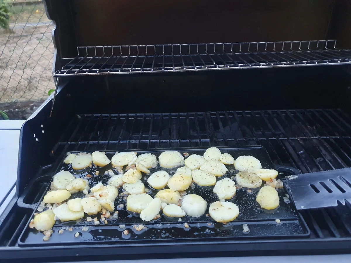 Bratkartoffeln mit Bratwurst, gegrillter Ananas karamelisiert - Rezept - Bild Nr. 16050