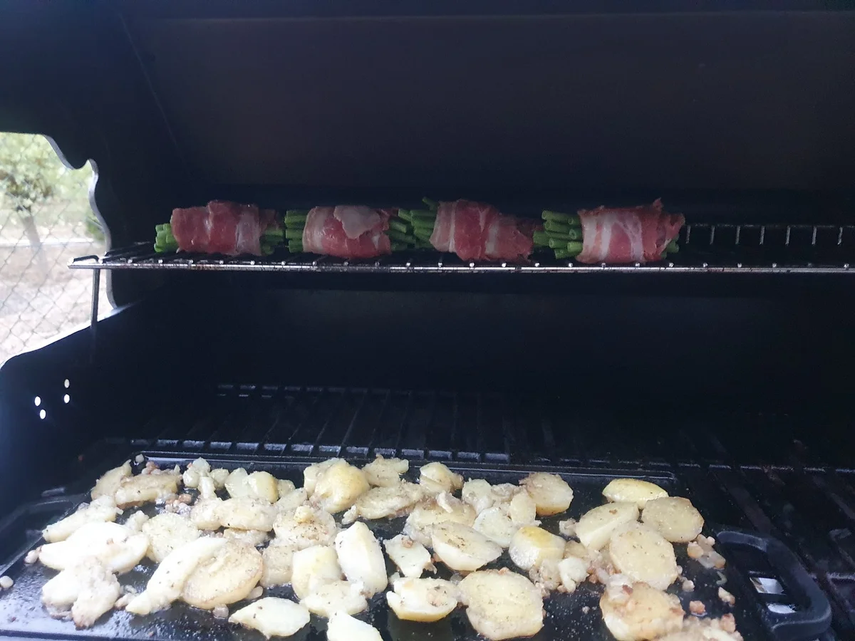 Bratkartoffeln mit Bratwurst, gegrillter Ananas karamelisiert - Rezept - Bild Nr. 16051