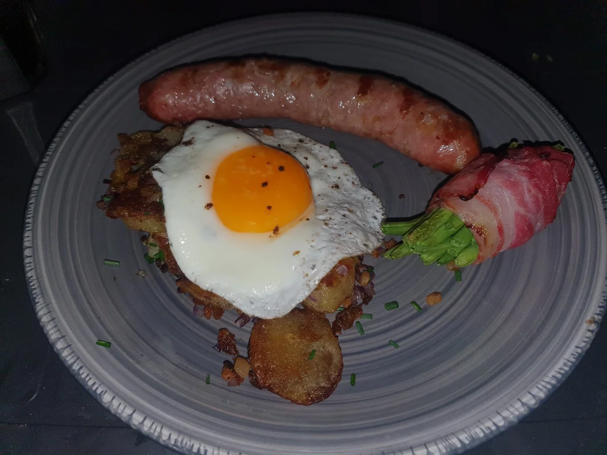 Bratkartoffeln mit Bratwurst, gegrillter Ananas karamelisiert - Rezept - Bild Nr. 16052