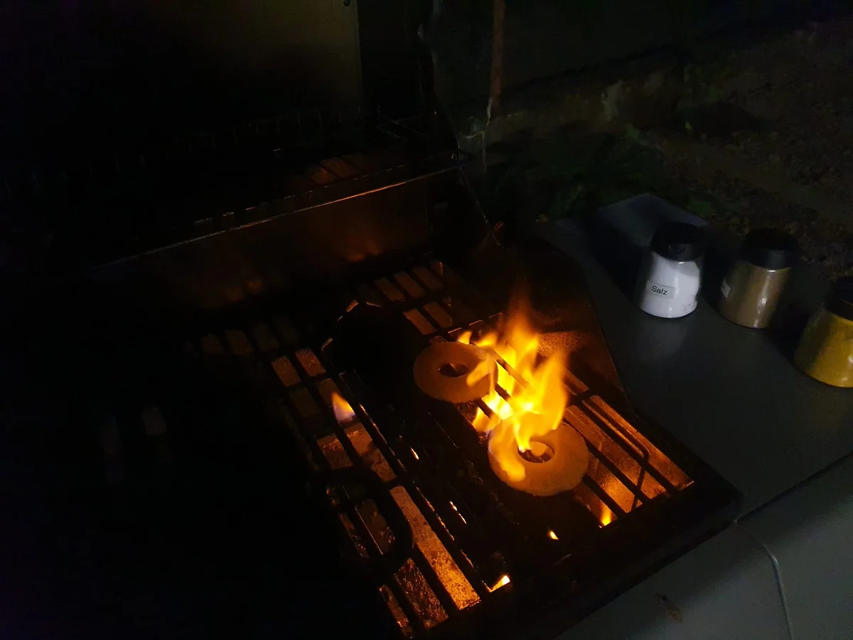 Bratkartoffeln mit Bratwurst, gegrillter Ananas karamelisiert - Rezept - Bild Nr. 16054