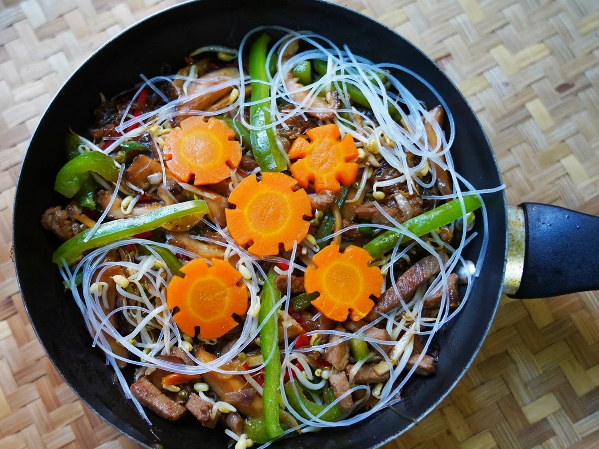 Gebratene Reisnudeln mit Fleisch - Rezept - Bild Nr. 2