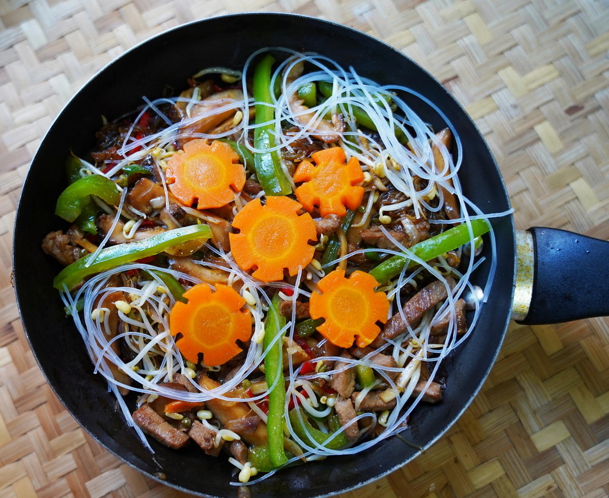 Gebratene Reisnudeln mit Fleisch - Rezept - kochbar.de