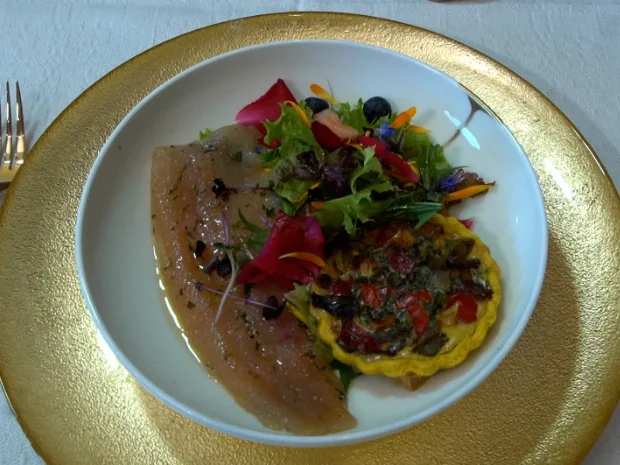 Rezept: Gebeizter Saibling mit Gemüsequiche und Salat Bild Nr. 2 Gebeizter Saibling mit Gemüsequiche und Salat - Rezept - Bild Nr. 2