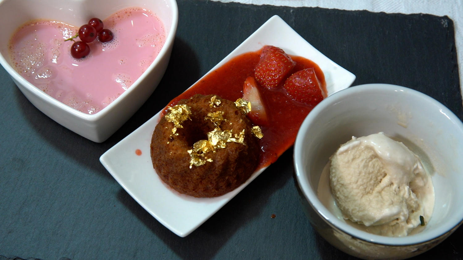 Bayrische-Creme mit Cappuccino-Eis und Erdbeer-Gugelhupf - Rezept ...