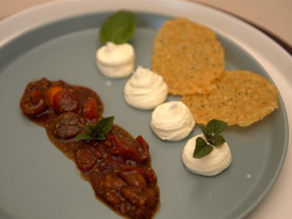 Burratacreme mit karamellisierten Tomaten und Parmesanchip - Rezept ...
