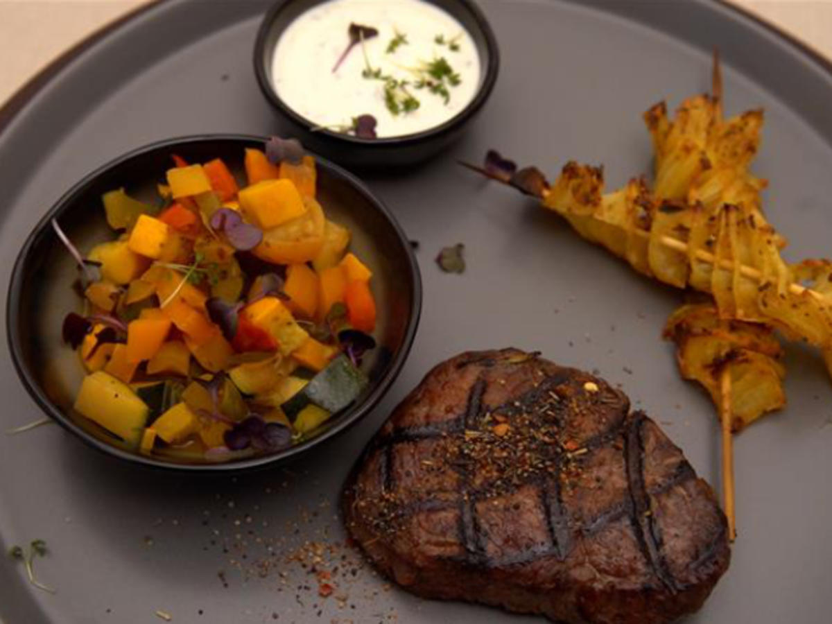 Rinderfilet Sous Vide gegart und gesizzelt mit Vinaigrette Gemüse ...
