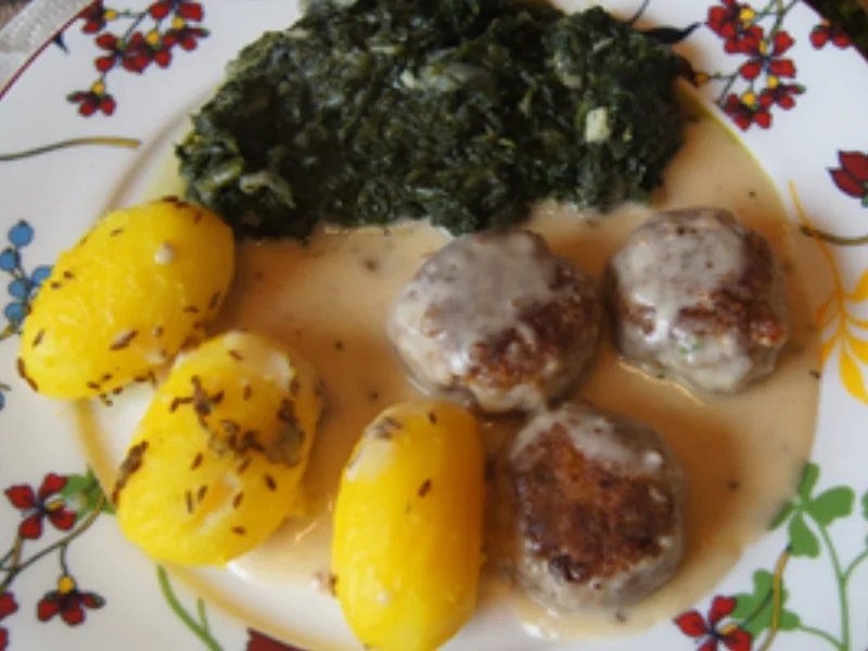 Rezept: Rindermettbällchen in Sahnesauce mit würzigen Blattspinat und Kümmel-Drillingen Bild Nr. 16059 Rindermettbällchen in Sahnesauce mit würzigen Blattspinat und Kümmel-Drillingen - Rezept - Bild Nr. 16059