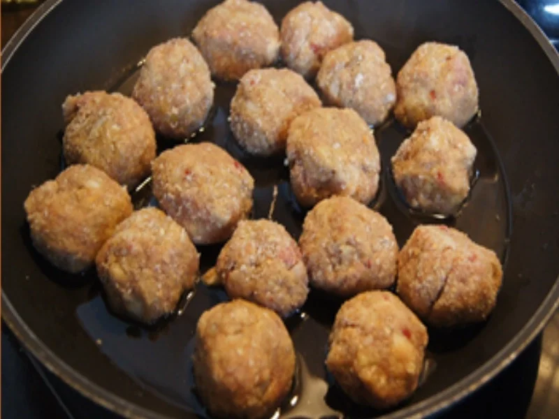 Rezept: Rindermettbällchen in Sahnesauce mit würzigen Blattspinat und Kümmel-Drillingen Bild Nr. 16063 Rindermettbällchen in Sahnesauce mit würzigen Blattspinat und Kümmel-Drillingen - Rezept - Bild Nr. 16063