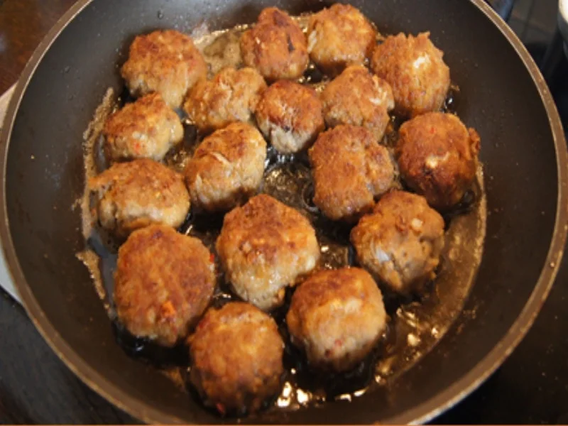 Rezept: Rindermettbällchen in Sahnesauce mit würzigen Blattspinat und Kümmel-Drillingen Bild Nr. 16064 Rindermettbällchen in Sahnesauce mit würzigen Blattspinat und Kümmel-Drillingen - Rezept - Bild Nr. 16064