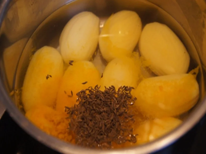 Rezept: Rindermettbällchen in Sahnesauce mit würzigen Blattspinat und Kümmel-Drillingen Bild Nr. 16070 Rindermettbällchen in Sahnesauce mit würzigen Blattspinat und Kümmel-Drillingen - Rezept - Bild Nr. 16070