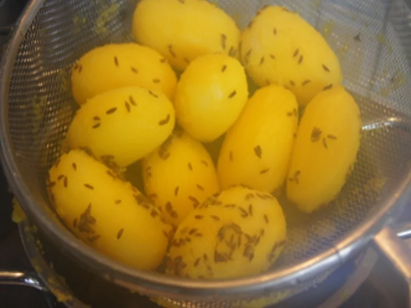 Rezept: Rindermettbällchen in Sahnesauce mit würzigen Blattspinat und Kümmel-Drillingen Bild Nr. 16071 Rindermettbällchen in Sahnesauce mit würzigen Blattspinat und Kümmel-Drillingen - Rezept - Bild Nr. 16071