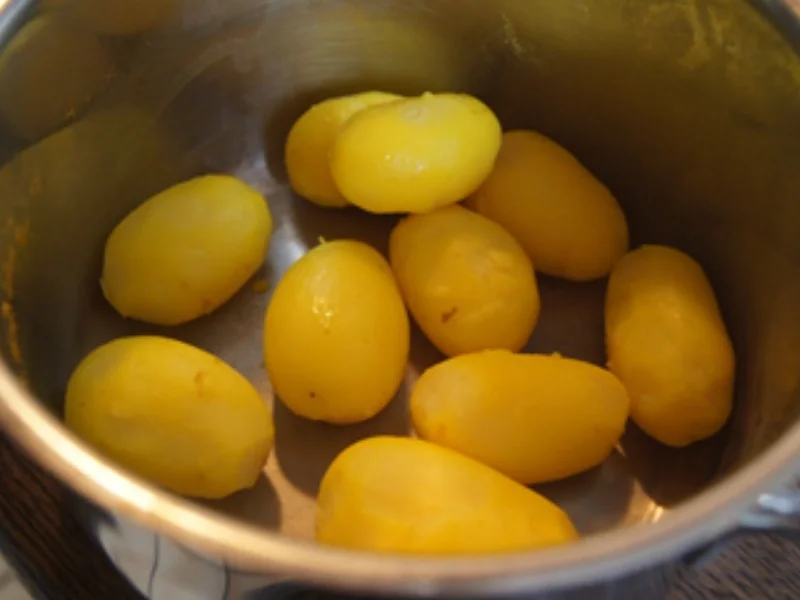 Rezept: Schlemmerfilet mit Garnelen, Rahm-Kohlrabi und Pellkartoffel-Drillingen Bild Nr. 10 Schlemmerfilet mit Garnelen, Rahm-Kohlrabi und Pellkartoffel-Drillingen - Rezept - Bild Nr. 10