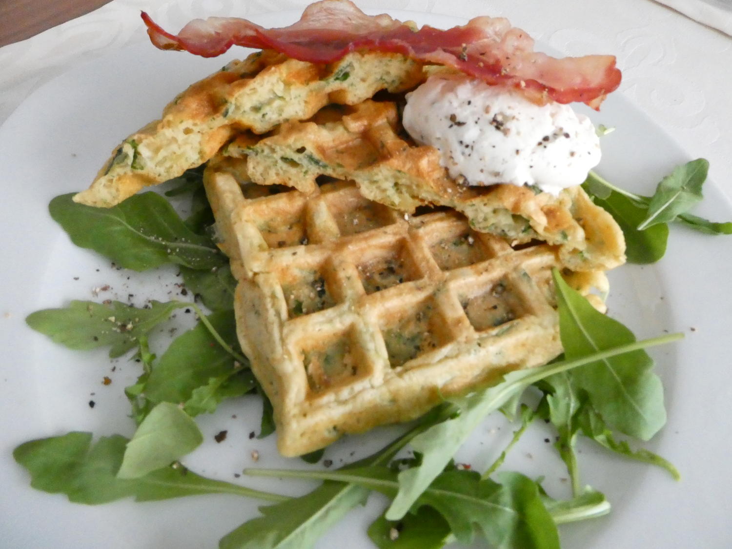 Kartoffel-Kräuter-Waffeln mit Bacon und Kräuterquark - Rezept - kochbar.de