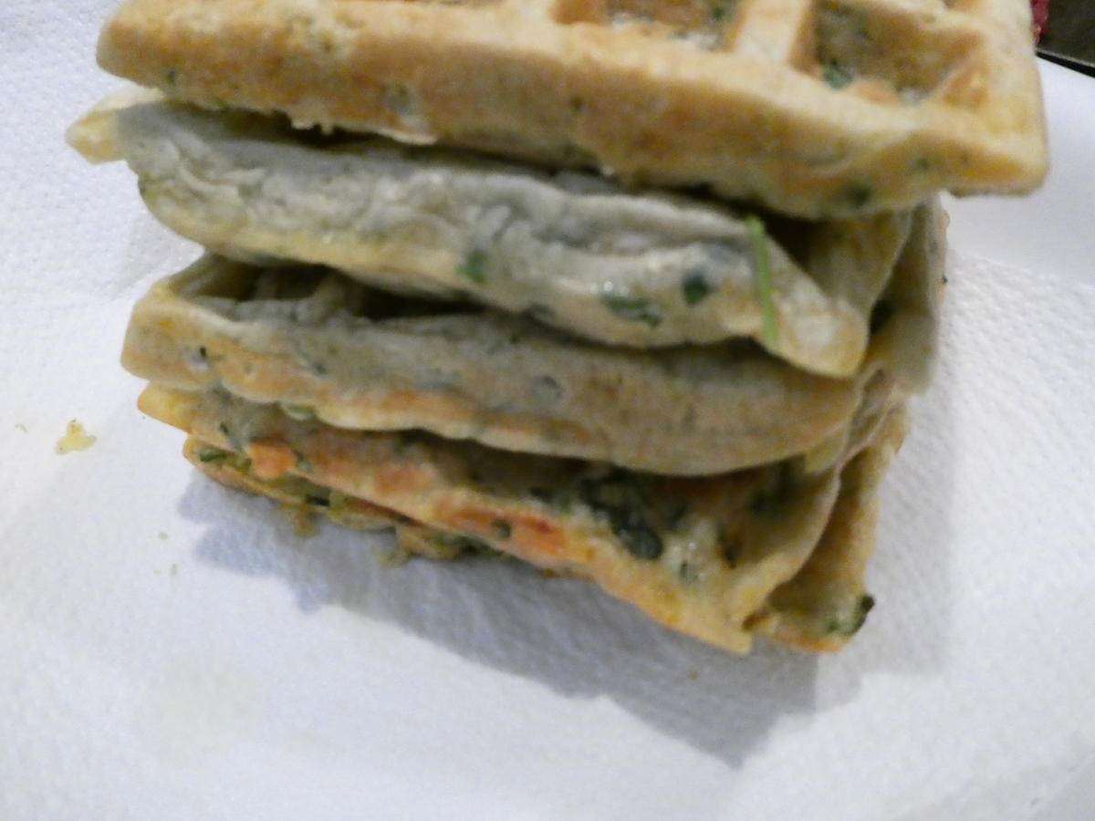 Kartoffel-Kräuter-Waffeln mit Bacon und Kräuterquark - Rezept - kochbar.de