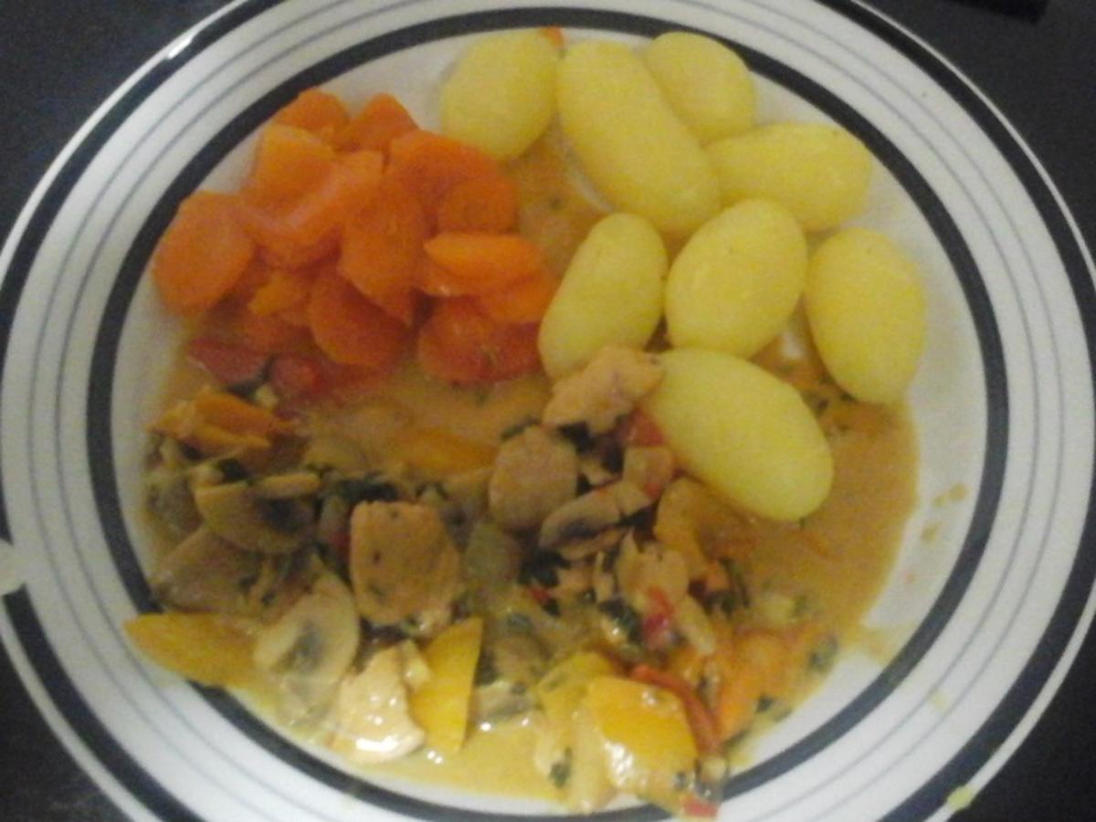 Hähnchenbrustfilet-Curry mit Gemüsemix, Honigkarotten und Drillingen ...