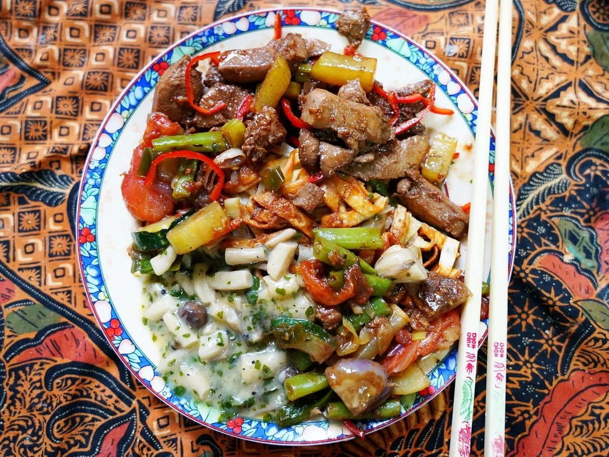 Buntes Schweinefleisch mit Pilzen im Nudelbett - Rezept - Bild Nr. 16061