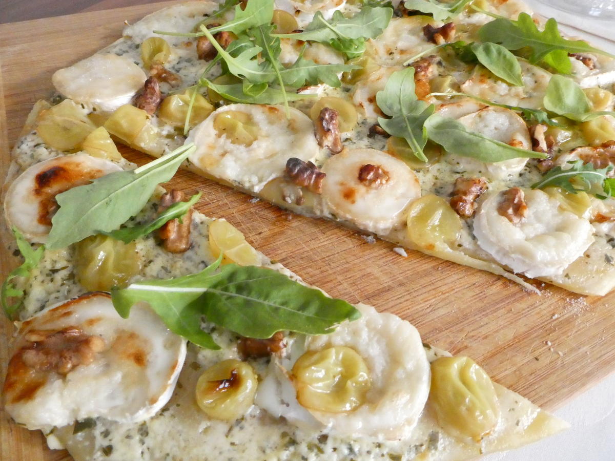 Flammkuchen mit Ziegenkäse und Weintrauben - Rezept - kochbar.de