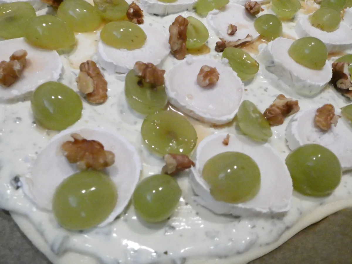 Flammkuchen mit Ziegenkäse und Weintrauben - Rezept - Bild Nr. 16071