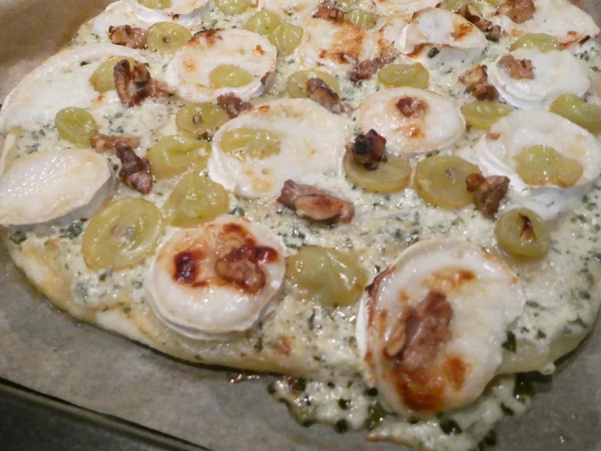 Flammkuchen mit Ziegenkäse und Weintrauben - Rezept - Bild Nr. 16072