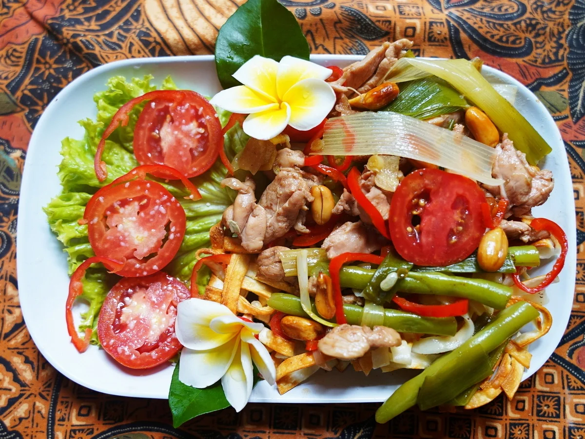 Würziges, gebratenes Hühnerfleisch mit Gemüse - Rezept - Bild Nr. 2